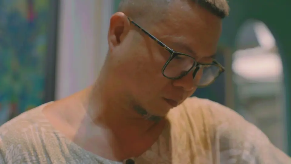 Portrait of lacquer artist Đinh Văn Sơn at work