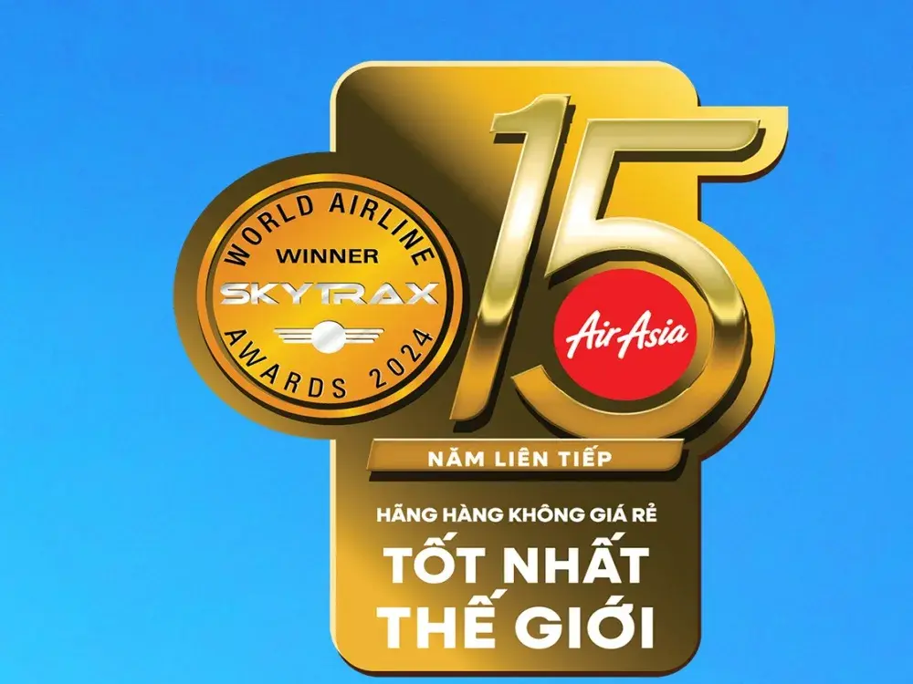 Close view of the Skytrax fifteen-year badge