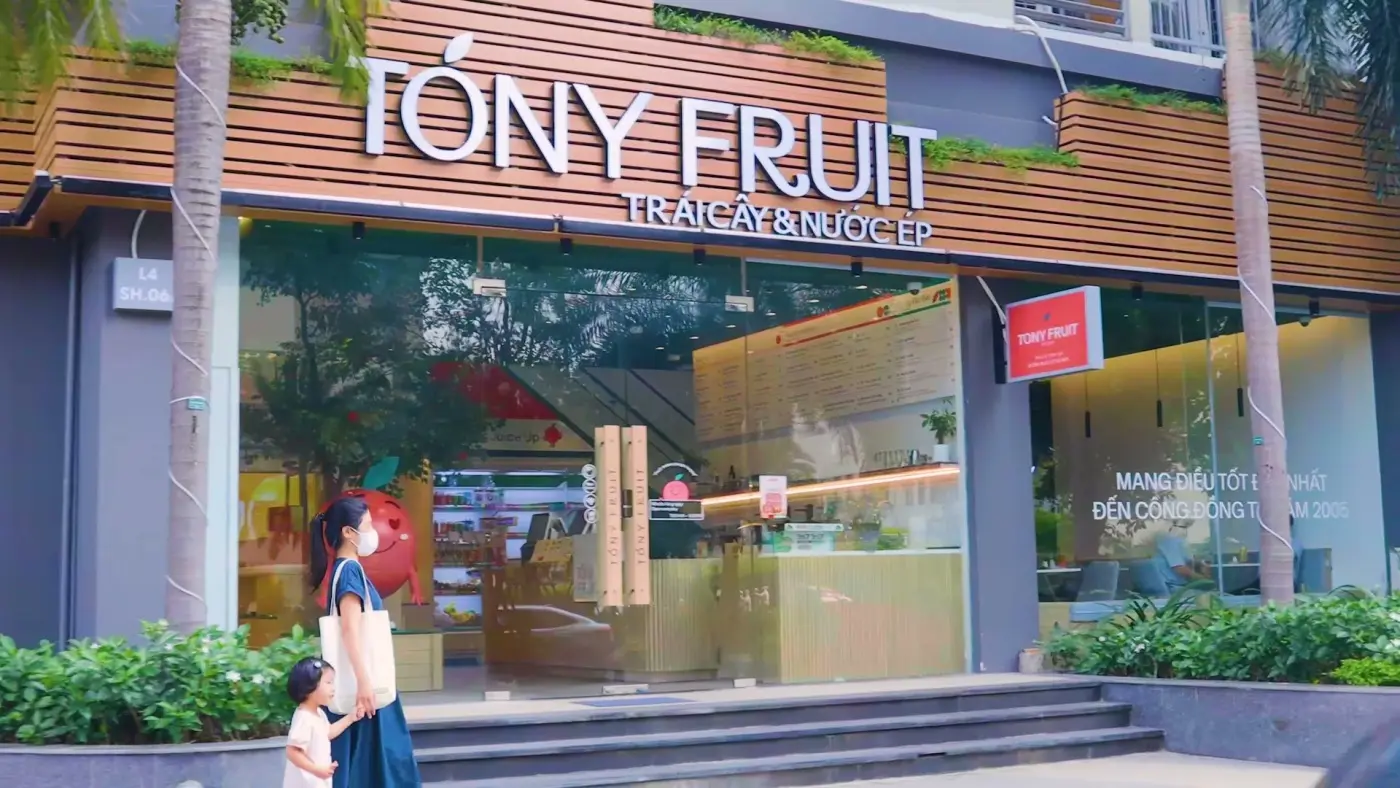 Film still — the Tóny Fruit storefront seen from the street